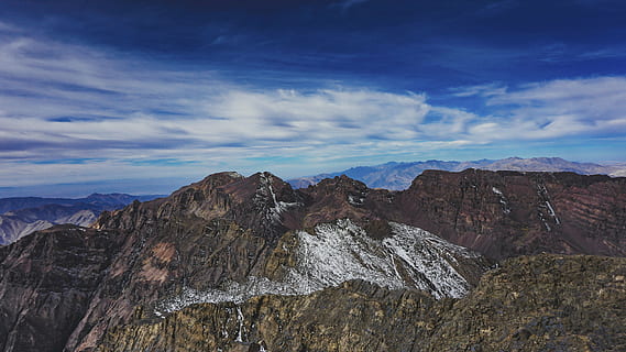 montagna, blu, cielo, montanaro, nube, vertice, cresta, paesaggio, natura, valle, collina, vista, viaggio, nuvola - cielo, scenics - natura, roccia, ambiente, catena montuosa, roccia - oggetto, solido, bellezza nella natura, destinazioni di viaggio, formazione rocciosa, la tranquillità, all'aperto, nessuno, scena tranquilla, scena non urbana, formazione, picco di montagna, clima arido, clima, 5K, CC0, dominio pubblico, privo di copyright