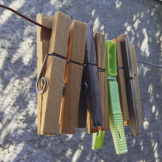 Prediger, Kleider, einfach, keine Leute, Fokus auf den Vordergrund, Tag, Nahansicht, Holz - Material, Sonnenlicht, hängend, Wäscheklammer, High Angle View, Stillleben, Natur, draußen, Schatten, Wäscheleine, Metall, Sicherheit, Kleidung, gebunden, Schutz, 1080P, CC0, gemeinfrei, lizenzfrei