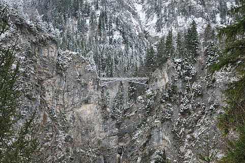 stenet bjerg, Foto, bro, to, bjerge, træ, sne, Skov, vinter, bjerg, gletscherspalte, slugt, klippe, landskab, hul, canyon, fyrretræ, plante, skønhed i naturen, ingen mennesker, jord, ikke-urbane scene, scenics - natur, natur, dag, ro, vandfald, flydende vand, rolig scene, vand, vækst, udendørs, idyllisk, formation, flyder, 4K, CC0, offentligt domæne, royaltyfrie