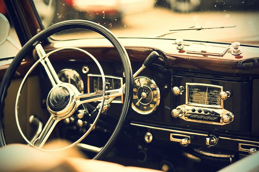 Volant de cotxe crom, oldtimer, interior, vehicle per a nosaltres, automàtic, vehicle, clàssic, automoció, cotxe, raresa, retro, històricament, vintage, vell, cotxe antic, v8, pkw, EUA, Amèrica del nord, Amèrica, americà, nostàlgic, palmell, cotxes, Havana, cuba, Cadillac, 50, exòtic, nostàlgia, restaurada, tecnologia, música, passat de moda, panell de control, velocímetre, cap gent, equipament, dia, manera de transport, automòbil, transport, volant, vehicle terrestre, interior del vehicle, panell, estil retro, interior del cotxe, primer pla, a l'interior, cotxe d'època, vidre - material, control, antiguitat, roda, 2K