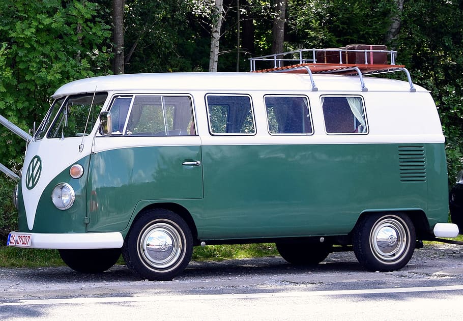 bílý, zelená, Volkswagen van, stromy, oldtimer, bulli, vw, auto, kult, volkswagen, vw bus, vozidlo, klasický, starý, zábava, stará auta, přeprava, způsob dopravy, pozemního vozidla, strom, motorové vozidlo, den, silnice, město, Příroda, ulice, rostlina, stacionární, venku, dodávka - vozidlo, nikdo, cestovat, architektura, parkoviště, 2K