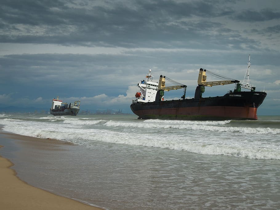 incagliato, relitto, nave, spiaggia, mare, inoltrare, acqua, marittimo, costa, naufragio, lago, buio, oceano, nave nautica, mezzi di trasporto, modo di trasporto, nuvola - cielo, cielo, natura, terra, viaggio, movimento, bellezza nella natura, scenics - natura, all'aperto, nessuno, giorno, attività commerciale, 4K
