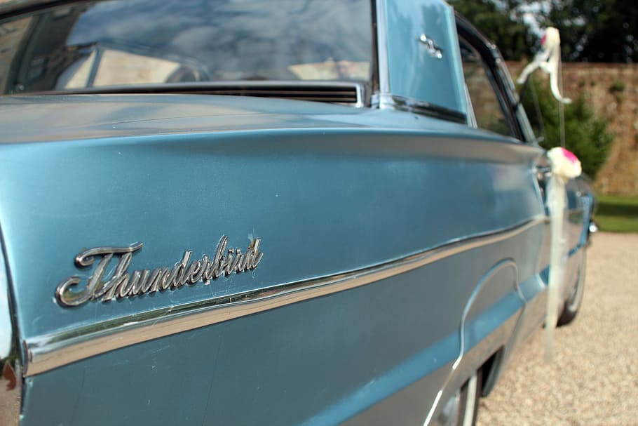 Thunderbird, oldtimer, casament, cotxe, automàtic, cotxe de casament, ford, ford thunderbird, Amèrica, clàssic, EUA, automoció, blau, retro, vehicle, companys, cotxes antics, restaurada, crom, cotxes, nostàlgia, automòbil de cotxes d'època, decorat, pkw, dia, a l'aire lliure, transport, cap gent, primer pla, manera de transport, text, automòbil, guió occidental, vehicle terrestre, comunicació, cotxe d'època, centrar-se en primer pla, parabrisa, vidre - material, estil retro, carretera, naturalesa, signe, consumisme, 5K