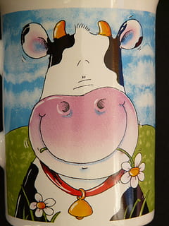 vaca, cómic, imagen, vaso, taza de café, retrato, Arte y artesanía, representación, creatividad, adentro, nadie, de cerca, representación humana, multi color, naturaleza muerta, antropomórfico, arte, cara, mesa, decoración, cara antropomorfa, humor, filtro de postproducción automática, mural, patrón floral, 2K, CC0, dominio público, libre de derechos
