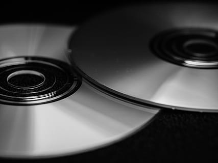 kaksi CD-levyä, CD, DVD, tyhjä, tietokone, tietoväline, taittuminen, lasimainen, lopettaa puhelu, Lichtspiel, musta, tietojen tallennus, levy, hopea, digitaalinen, reuna, sininen, musiikki, taiteen kulttuuri ja viihde, ennätys, lähikuva, sisällä, levysoitin, tekniikka, retro-tyylinen, ei ihmisiä, laitteet, studio ammuttu, valikoiva tarkennus, korkea kulma, äänilaitteet, äärimmäinen lähikuva, nostalgia, liike, ympyrä, melu, yöelämä, 4K, CC0, public domain, rojaltivapaa