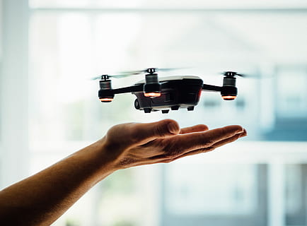 gedreht, schwarz, Quadcopter-Drohne, Mensch, Hand, versuchen, erreichen, Weiß, Drohne, Kamera, Luft, Technik, schweben, Antenne, fliegen, Fotografie, Vogelaugen, Funke, dji, mano, menschliche Hand, menschliches Körperteil, eine Person, halten, drinnen, Fokus auf den Vordergrund, Erwachsene, Nahansicht, Technologie, Fenster, Tag, Fotografie-Themen, Körperteil, Richtigkeit, Kommunikation, Gliedmaßen, menschliches Glied, Finger, 4K, CC0, gemeinfrei, lizenzfrei