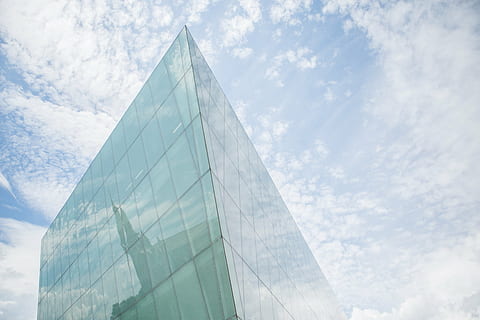 nuvole, architettura, grattacielo, cielo, struttura costruita, nuvola - cielo, giorno, Inquadratura dal basso, nessuno, natura, esterno dell'edificio, vetro - materiale, moderno, all'aperto, città, riflessione, ufficio, forma triangolare, edificio per uffici esterno, forma, Colore bianco, forma geometrica, 4K, CC0, dominio pubblico, privo di copyright