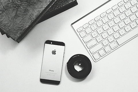 merapatkan, foto, ruang, Abu-abu, iphone 5, 5s, iphone, smartphone, ponsel, teknologi, keyboard, bisnis, kreatif, kantor, meja tulis, lensa, hitam dan putih, notebook, komputer, laptop, papan ketik komputer, peralatan, telepon, ponsel pintar, telepon genggam, Internet, perangkat komputer, komunikasi, teknologi nirkabel, koneksi, dalam ruangan, masih hidup, perangkat informasi portabel, tidak ada orang, tampilan sudut tinggi, meja, musik, kunci komputer, mouse komputer, 5K, CC0, domain publik, bebas royalti