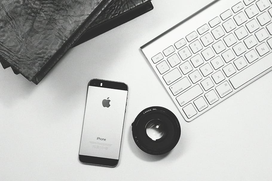 primer pla, foto, espai, gris, Iphone 5, 5s, iphone, smartphone, mòbil, tecnologia, teclat, negocis, creatiu, oficina, escriptori, lent, blanc i negre, quaderns, ordinador, portàtil, teclat d’ordinador, equipament, telèfon, telèfon intel·ligent, telèfon mòbil, Internet, equips informàtics, comunicació, tecnologia sense fils, connexió, a l'interior, natura morta, dispositiu d’informació portàtil, cap gent, vista d’angle alt, taula, música, clau d’ordinador, Ratolí de l'ordinador, 5K