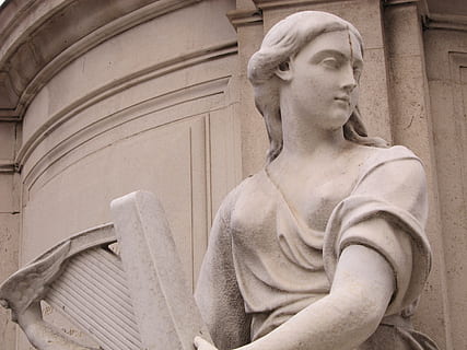 královna anne, socha, tvář, kámen, harfa, terpsichore, zvětralý, žena, Londýn, Anglie, Velká Británie, architektura, sochařství, umění a řemesla, lidské zastoupení, exteriér budovy, stavba, mužská podobnost, zastoupení, tvořivost, ženská podobnost, nízký úhel pohledu, den, Dějiny, minulost, řemeslo, mramor, architektonický sloup, řezbářství - řemeslný výrobek, kamenný materiál, účes, 2K, CC0, veřejná doména, bez autorských práv