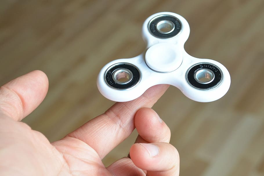 bílý, ruční spinner, ukazováček, fidget spinner, spinner, nepořádek, Fidget, ruka, točit, váleček, ložisko, stres, hračka, relaxace, mechanický, hra, hobby, část lidského těla, lidské ruky, lidský prst, jedna osoba, pouze jeden muž, dospělý, jen dospělí, den, lidé, uvnitř, část těla, prst, hospodářství, osobní perspektivy, detail, vysoký úhel pohledu, zaměřit se na popředí, životního stylu, k nepoznání člověka, technologie, skutečných lidí, lidská končetina, 1080P