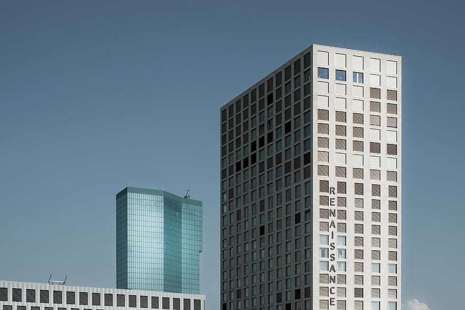 edifici gris, dos, blanc, verd, de gran alçada, edificis, edifici, finestra, torre, gratacels, ciutat, urbà, arquitectura, alt, modern, nom, carta, renaixement, façana, corporatiu, arquitectònic, exterior de l'edifici, estructura construïda, cel, exterior d’edifici d’oficines, oficina, cel clar, vista d’angle baix, dia, naturalesa, cap gent, alta - alta, blau, a l'aire lliure, llum solar, apartament, 5K