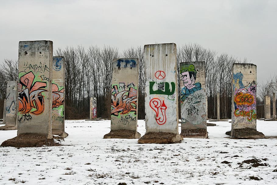 zeď, Berlín, sníh, graffiti, tvořivost, umění a řemesla, nikdo, architektura, Příroda, den, lidské zastoupení, vícebarevné, nebe, mužská podobnost, studená teplota, pouliční umění, zimní, v řadě, venku, zastoupení, stavba, chaotický, nástěnná malba, 1080P