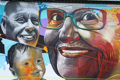 murals, cares, expressió, cara, art de carrer, dona, mira, lecco, somriu, gent gran, felicitat, representació humana, representació, art i artesania, semblança masculina, creativitat, multicolor, primer pla, cap gent, semblança femenina, dia, artesania, creença, a l'aire lliure, pintura, religió, 5K, CC0, domini públic, lliure de regalies