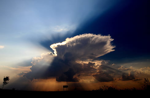 raigs, crepuscle, núvol, blanc, cel, esponjós, naturalesa, núvol - cel, cloudscape, temps, posta de sol, cel dramàtic, fosc, tempesta, vespre, a l'aire lliure, blau, cel malhumorat, sol, nit, bellesa a la natura, medi ambient, escenics - natura, escena tranquil·la, cap gent, tranquil·litat, paisatge, llum solar, silueta, raig de sol, meteorologia, 4K, CC0, domini públic, lliure de regalies