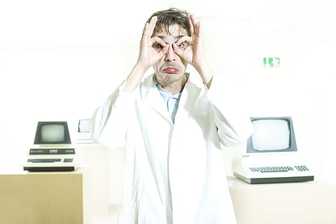man, vervelend, laboratoriumjas, internet, oplichterij, databank, diefstal, data diefstal, abzocke, abofalle, geval, computer, netwerk, digitaal, gezicht, www, communicatie, digitalisering, veiligheid, data uitwisseling, computertechnologie, binaire code, gegevens, programmering, monitor, script, gegevensverwerking, bizar, grappig, een gezicht maken, vreemd, gek, seo, gezondheidszorg en medicijnen, doctor, mannen, Lab jas, mensen, technologie, Kaukasische etniciteit, een persoon, volwassen, werkend, mannetjes, professionele bezigheid, computerscherm, alleen volwassenen, menselijk lichaamsdeel, een man alleen, vooraanzicht, binnenshuis, van je middel omhoog, bedrijf, emotionele stress, bezetting, vrouwtjes, overwerkt, kantoor, staand, zakenman, medio volwassene, witte kleur, witte achtergrond, frustratie, 2K, CC0, publiek domein, royaltyvrij