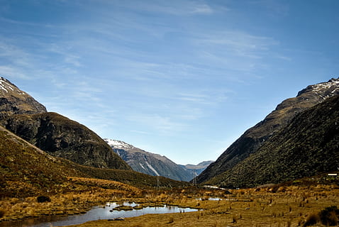 muntanyes, paisatge, rang, clar, vista, llac, aigua, altiplà, vall, roques, vegetació, naturalesa, a l'aire lliure, tardor, llum solar, terres altes, muntanya, bellesa a la natura, Serra, cel, escenics - natura, temperatura de fred, neu, dia, tranquil·litat, escena tranquil·la, escena no urbana, medi ambient, núvol - cel, hivern, cap gent, muntanya nevada, formació, cim de muntanya, 1080P, CC0, domini públic, lliure de regalies