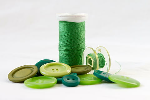 lot de botons, fil, verd, orbe, botons, cosir, material, tèxtil, eix, color verd, tir de l'estudi, fons blanc, equilibri, cap gent, a l'interior, primer pla, longitud completa, alimentació saludable, dia, multicolor, elecció, natura morta, variació, grup d'objectes, grup mitjà d'objectes, bobina, art i artesania, botó, forma geomètrica, còpia espai, 4K, CC0, domini públic, lliure de regalies