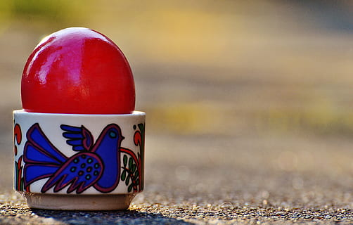 Paști, oua de Paste, colorat, Paste Fericit, ou, culoare, să se concentreze asupra primelor elemente, a închide, creativitate, artă și sculptură, nici o persoana, natură moartă, zi, în aer liber, model, albastru, proiecta, roșu, alimente, reprezentare, natură, ambarcațiune, mancare si bautura, un singur obiect, selectiv, ceașcă, model floral, 5K, CC0, domeniu public, fără drepturi de autor