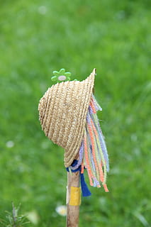 Hut, Wiese, fransen, Pflanze, Natur, Fokus auf den Vordergrund, Tag, Nahansicht, keine Leute, mehrfarbig, Textil-, grüne Farbe, Holz - Material, Baum, Land, Kunst und Handwerk, wolle, draußen, Gras, Kreativität, Feld, Muster, Sicherheit, 5K, CC0, gemeinfrei, lizenzfrei