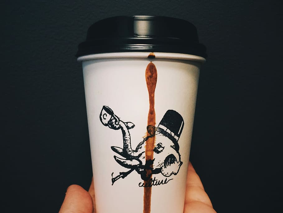 persona, celebració, negre, blanc, d'un sol ús, tassa, tassa de cafè, cafè, degoteig, vessament, disseny de la tassa de cafè, part del cos humà, mà humana, mà, una persona, a l'interior, part del cos, creativitat, perspectiva personal, persona irreconeixible, tir de l'estudi, primer pla, estils de vida, art i artesania, adult, fons negre, dit humà, dit, dones, extremitat humana, 1080P