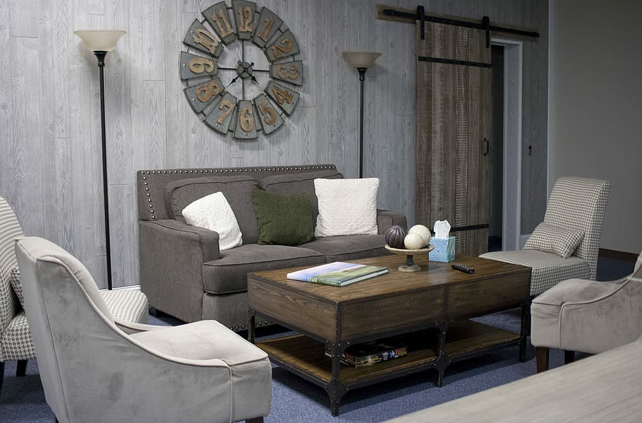terapia di comfort, Marrone, divanetto in pelle scamosciata, quattro, sedie da divano, orologio, legno - materiale, tavolo, mobilia, in casa, architettura, nessuno, tempo, posto a sedere, sedia, interno di casa, interno vetrina casa, soggiorno, divano, assenza, giorno, stanza domestica, struttura costruita, costruzione, Casa, lusso, tavolino da caffè, 2K