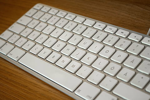 hvid, æble tastatur, Brun, overflade, tastatur, computer, hardware, feeder, elektronik, computer tastatur, teknologi, bærbar, internet, pc, forretning, computer nøgle, computerudstyr, indendørs, meddelelse, tæt på, ingen mennesker, trådløs teknologi, forbindelse, fokus på forgrunden, selektiv fokusering, høj vinkel visning, bord, computer del, træ - materiale, brev, besked, 4K, CC0, offentligt domæne, royaltyfrie