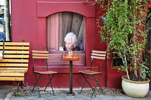 stole, bord, facade, bygning, spise, morgenmad bord, gamle borde og stole, humør, vægmaleri, leipzig, senior voksen, kun en senior mand, senior mænd, gråt hår, kun en mand, kun voksne, sæde, stol, en person, rigtige mennesker, fuld længde, fritidsaktivitet, dag, sidder, livsstil, foran eller baggård, afslappet tøj, plante, potteplante, senior kvinder, forfra, udendørs, hvidt hår, 2K, CC0, offentligt domæne, royaltyfrie