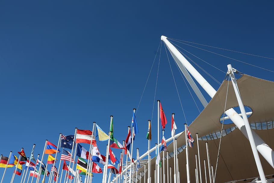 bandiera, Lisbona, giusto, blu, cielo, Inquadratura dal basso, all'aperto, patriottismo, cielo sereno, natura, multicolore, nessuno, di fila, giorno, celebrazione, copia spazio, cultura artistica e intrattenimento, soleggiato, fianco a fianco, Parco divertimenti, architettura, struttura costruita, barca a vela, 5K