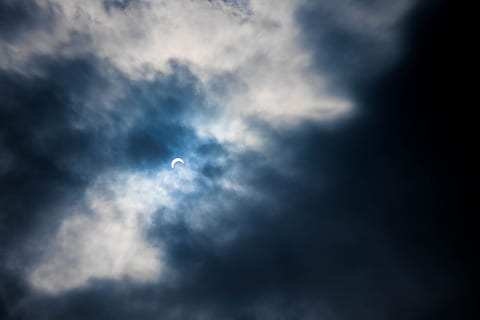 gerhana matahari, awan, langit, matahari, cahaya, fenomena, sebagian, astronomi, awan - langit, bulan, scenics - alam, alam, malam, gelap, tidak ada orang, ruang, cloudscape, keindahan di alam, mendung, biru, tampilan sudut rendah, suasana atmosfer, di luar rumah, badai, langit yang dramatis, bulan purnama, sinar bulan, 4K, CC0, domain publik, bebas royalti