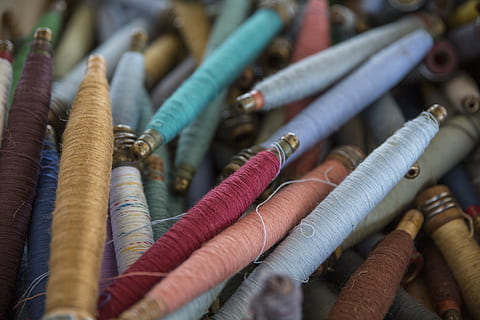 snor, kunsthåndværk, kunst, syning, materiale, farver, variation, valg, multi farvet, ingen mennesker, stor gruppe af objekter, selektiv fokusering, tæt på, fuld ramme, Kunst og håndværk, baggrunde, tråd, stilleben, indendørs, tekstil, overflod, detail, spole, fokus på forgrunden, dag, høj vinkel visning, 5K, CC0, offentligt domæne, royaltyfrie