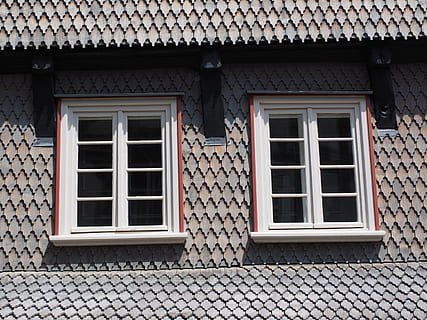 Fenster, Holzschindeln, Schindel, Fassadenverkleidung, Zuhause, Urlaub, Fassade, Hausfassade, Holz, Fassadenplatte, Wandschalung, Gebäudehülle, die Architektur, Haus, gebaute Struktur, draußen, Gebäude, keine Leute, Tag, Wohngegend, Dach, Muster, geschlossen, Glas - Material, Dachziegel, Wand, Tür, Eingang, alt, Flachwinkelansicht, Fensterrahmen, 4K, CC0, gemeinfrei, lizenzfrei
