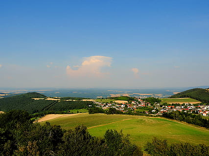 prospettiva, paesaggio, vista distante, vista, collina, cielo, pianta, architettura, scenics - natura, esterno dell'edificio, costruzione, albero, natura, ambiente, struttura costruita, bellezza nella natura, terra, quartiere residenziale, Casa, colore verde, giorno, nessuno, campo, la tranquillità, all'aperto, paesaggio urbano, 4K, CC0, dominio pubblico, privo di copyright