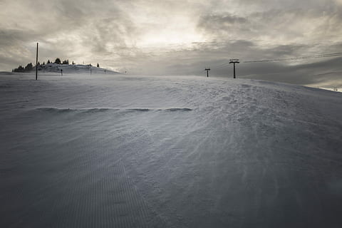 campo di neve, Basso, fotografia ad angolo, pendio della montagna di neve, montagna, la neve, nube, cielo, inverno, collina, nevoso, pendenza, sciare, bianca, grigio, linea elettrica, freddo, baren, albero, temperatura fredda, bellezza nella natura, natura, nebbia, nessuno, la tranquillità, scenics - natura, nuvola - cielo, tempo estremo, acqua, all'aperto, giorno, tempesta, scena tranquilla, ambiente, terra, bufera di neve, 5K, CC0, dominio pubblico, privo di copyright