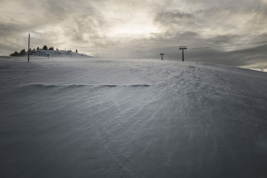 campo di neve, Basso, fotografia ad angolo, pendio della montagna di neve, montagna, la neve, nube, cielo, inverno, collina, nevoso, pendenza, sciare, bianca, grigio, linea elettrica, freddo, baren, albero, temperatura fredda, bellezza nella natura, natura, nebbia, nessuno, la tranquillità, scenics - natura, nuvola - cielo, tempo estremo, acqua, all'aperto, giorno, tempesta, scena tranquilla, ambiente, terra, bufera di neve, 5K