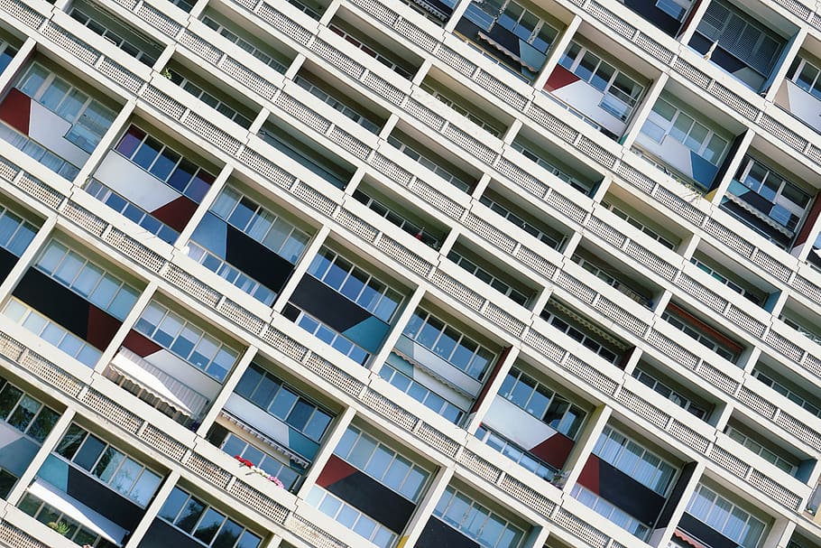 edificio, arquitectura, infraestructura, estructura, hotel, apartamento, ventanas, terraza, estructura construida, exterior del edificio, ventana, vista de ángulo bajo, nadie, fotograma completo, día, ciudad, Distrito residencial, repetición, antecedentes, modelo, al aire libre, en una fila, moderno, naturaleza, altura maxima, edificio de oficinas exterior, 5K