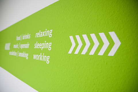 Verzeichnis, Orientierung, Richtung, Navigation, Orient, Hinweis, Show, Kennzeichen, Weg, Party, Wohnung, Platz, Zimmer, grüne Farbe, Kommunikation, Text, Geschäft, keine Leute, Zeichen, weiße Farbe, drinnen, Papier-, Nahansicht, Internet, Etikette, Industrie, Daten, Symbol, Wahl, Transport, Verkauf, dokumentieren, 4K, CC0, gemeinfrei, lizenzfrei