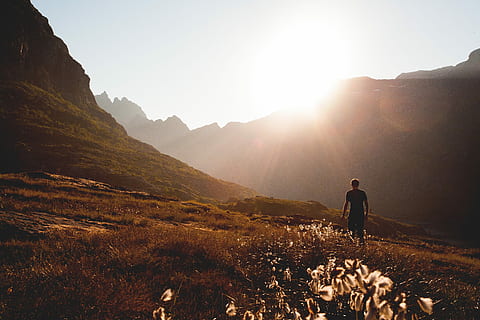 om, munţi, luate, timpul zilei, drumeții, în aer liber, natură, Munte, aventură, rucsac, bărbați, oameni, mers, sportiv, explorare, o persoana, varf de munte, peisaj, adult, activitate, stiluri de viață, activități recreative, backpacker, spațiu copie, stil de viata sanatos, apus de soare, scenics, lumina soarelui, lentila flacara, vedere din spate, cer, frumusețe în natură, Activitatea de agrement, mediu inconjurator, soare, lungime totală, scenice - natura, de munte, 4K, CC0, domeniu public, fără drepturi de autor