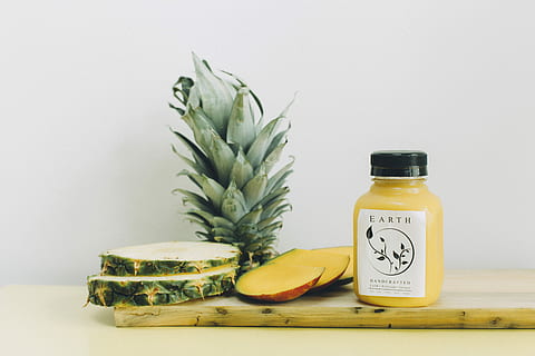 affettare l'ananas, bottiglia di terra, affettato, ananas, bianca, superficie, succo, spremuto a freddo, frutta, luminosa, cibo, fresco, salutare, benessere, biologico, tropicale, bottiglia, Prodotto, giallo, mangiare sano, cibo e bevande, in casa, girato in studio, nessuno, contenitore, freschezza, frutta tropicale, natura morta, tavolo, uno stile di vita sano, fetta, avvicinamento, parte vegetale, erba, 5K, CC0, dominio pubblico, privo di copyright