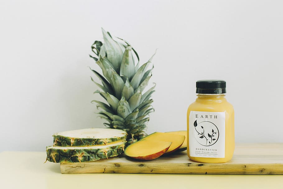affettare l'ananas, bottiglia di terra, affettato, ananas, bianca, superficie, succo, spremuto a freddo, frutta, luminosa, cibo, fresco, salutare, benessere, biologico, tropicale, bottiglia, Prodotto, giallo, mangiare sano, cibo e bevande, in casa, girato in studio, nessuno, contenitore, freschezza, frutta tropicale, natura morta, tavolo, uno stile di vita sano, fetta, avvicinamento, parte vegetale, erba, 5K