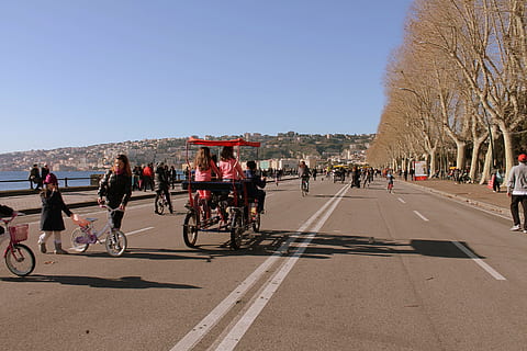 napoli, toamnă, cărucioare, copaci, mare, prin intermediul, oraș, bicicletă, transport, grup de oameni, drum, mulţimea, sportiv, grup mare de oameni, cer, natură, cer senin, ciclism, lumina soarelui, călărie, călătorie, copac, oameni adevărați, arhitectură, femei, adult, în aer liber, 4K, CC0, domeniu public, fără drepturi de autor