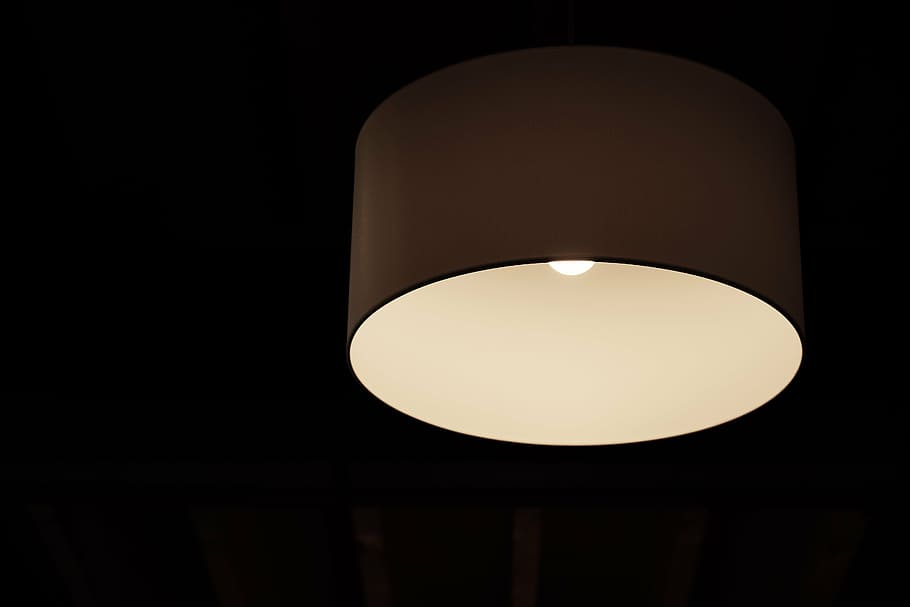 světlo, svítilna, osvětlení, lustr, svícen, žárovky, Vzhled interiéru, elektrická lampa, osvětlovací zařízení, svítí, žárovka, dekorace, uvnitř, strop, elektřina, elektrické světlo, temný, světlo - přírodní jev, řeřavý, nikdo, detail, závěsné světlo, nízký úhel pohledu, noc, černé pozadí, stínidlo, kopie prostor, domácí místnost, 5K