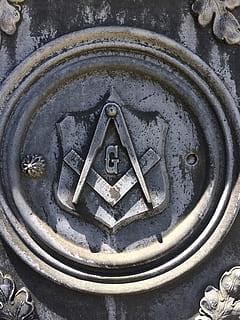 zednické logo, zednářský, symbol, vzor, textura, kov, detail, nikdo, den, tvar, sdělení, text, přeprava, venku, design, průlez, geometrický tvar, podepsat, kruh, vysoký úhel pohledu, umění a řemesla, zastoupení, západní skript, tvořivost, pneumatika, kolo, 2K