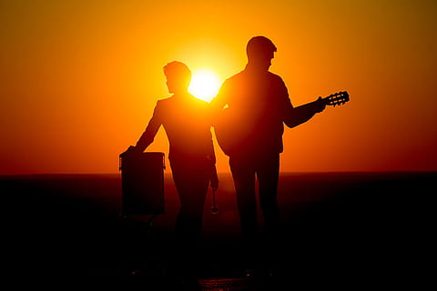 Sonnenuntergang, Musik-, Instrumente, Gitarre, Silhouette, Musikinstrument, Saiteninstrument, orange Farbe, Stehen, Himmel, Musiker, Männer, spielen, Kunst, Kultur und Unterhaltung, zwei Menschen, Gitarrist, Erwachsene, in voller Länge, Menschen, Natur, Musikausrüstung, Fertigkeit, ein Instrument zupfen, akustische Gitarre, 1080P, CC0, gemeinfrei, lizenzfrei