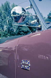oldtimer, auto, klassisk, gammel, køretøj, sjældenhed, årgang, retro, luksus, dyrt, sjældent, dør, spejl, england, engelsk, krom, land køretøj, transportmidler, bil, transportform, motor køretøj, dag, afspejling, udendørs, ingen mennesker, tæt på, fokus på forgrunden, natur, retro stylet, glas - materiale, forlygte, flag, stjerne form, forrude, blå, sølvfarvet, 2K, CC0, offentligt domæne, royaltyfrie