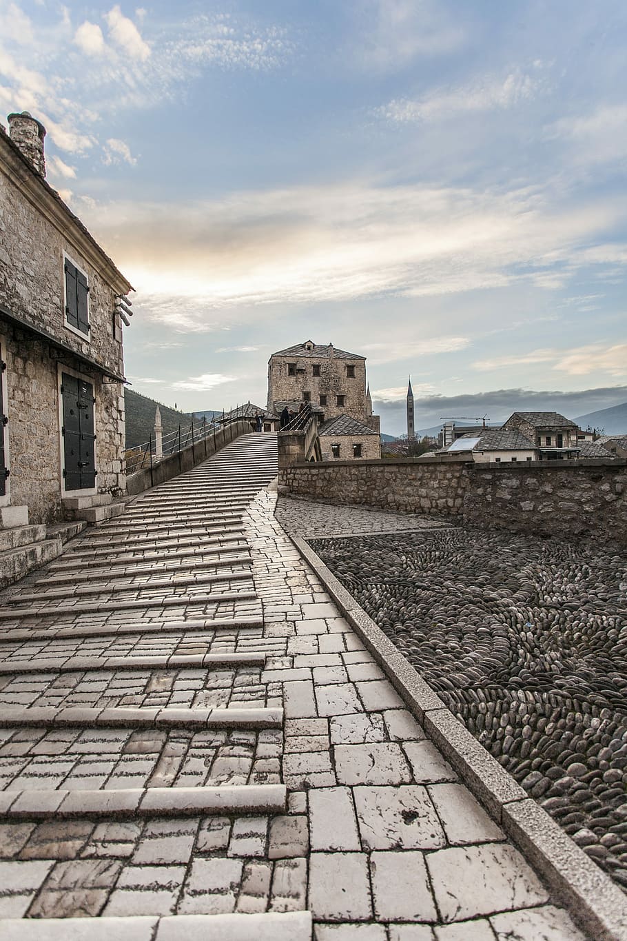 Brun, beton, pathway, blå, hvid, himmel, dagtimerne, bygning baggrund, bjerg, trin, fortov, bygning, sten-, dør, arkitektur, bygget struktur, sky - himmel, bygning udvendig, ingen mennesker, vejen frem, natur, retning, dag, by, fortiden, udendørs, faldende perspektiv, gade, historie, brosten, sti, rejsemål, gamle civilisation, lang, 4K