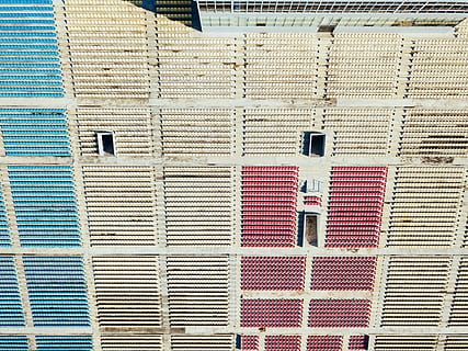 Foto, braun, rot, Kisten, Weiß, Stadionstühle, tagsüber, Gebäude, die Architektur, Wand, Fenster, Loch, gebaute Struktur, Gebäudehülle, Vollbild, Tag, keine Leute, Muster, Wandbau - Funktion, Hintergründe, draußen, Seite an Seite, Tür, Metall, Eingang, geschlossen, Wohngegend, weiße Farbe, Sicherheit, 4K, CC0, gemeinfrei, lizenzfrei