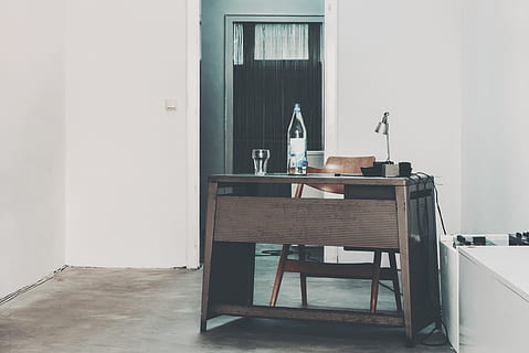 klar, glasflaska, brun, trä-, tabell, skrivbord, dricka, inomhus, inget folk, möbel, inhemska rum, dag, fönster, arkitektur, närbild, sittplats, stol, ingång, dörr, frånvaro, heminredning, hus, byggnad, tömma, golv, Hem, trämaterial, kaklat golv, 4K, CC0, offentligt domän, royaltyfria