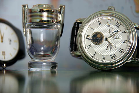 Zeit, Uhr, Tasse, Gewinner, Zeit gewinnt, sehen, Ziffernblatt, Minutenzeiger, Wecker, Nahansicht, drinnen, Studioaufnahme, Reflexion, keine Leute, Richtigkeit, Stillleben, Armbanduhr, Nummer, selektiver Fokus, Antiquität, Reichtum, Luxus, silberfarben, 2K, CC0, gemeinfrei, lizenzfrei