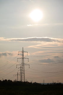 soare, actual, tensiune înaltă, strommast, stâlp, oţel, linie de alimentare, electricitate, energie, alimentare electrică, tehnologie, cer, razele, generarea de energie electrică, Voltaj, fantomatic, ciudat, stâlp electric, conexiune, cablu, apus de soare, nor - cer, combustibil și generarea de energie electrică, frumusețe în natură, siluetă, natură, scenice - natura, camp, teren, nici o persoana, lumina soarelui, în aer liber, luminos, Echipament electric, 5K, CC0, domeniu public, fără drepturi de autor
